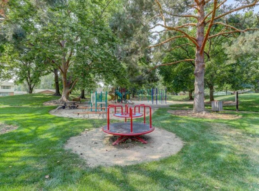 Experience Nirvana With Artwork Collections From Around The Globe Located In Lakewood Neighborhood In Se Boise Next To A Park, Minutes From Bown Crossing And The Boise River, 10 Minutes To Downtown, 4 Beds, Sleeps 8, Pets Welcome In Large Fenced In Y Luaran gambar