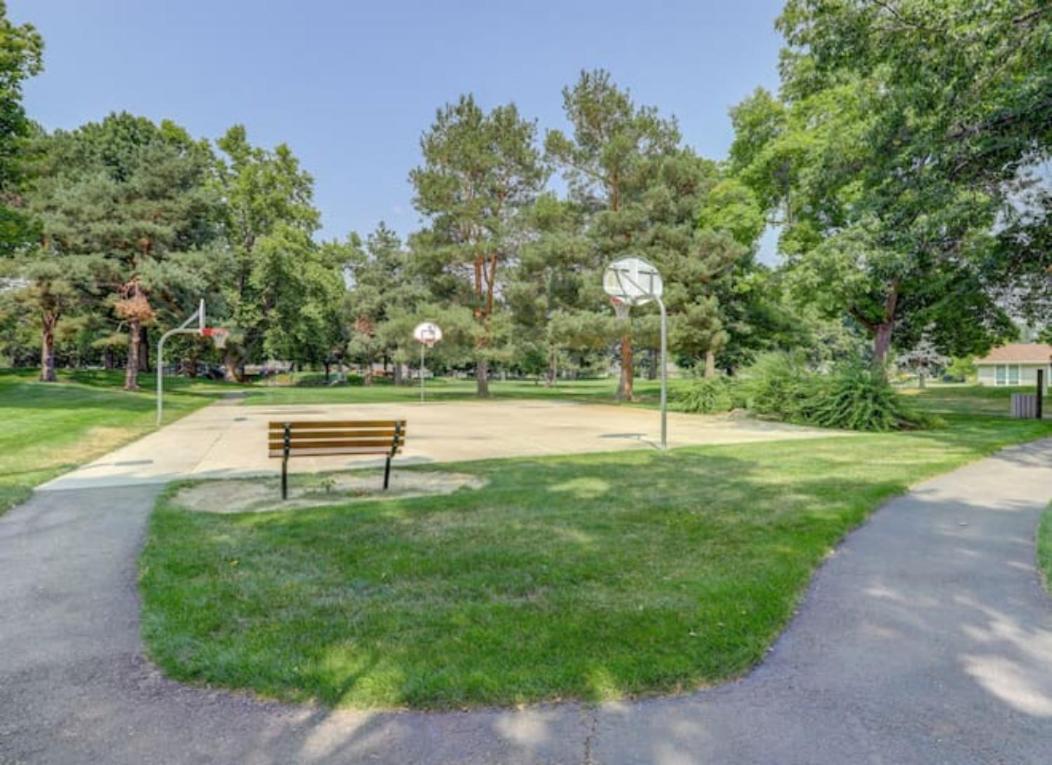 Experience Nirvana With Artwork Collections From Around The Globe Located In Lakewood Neighborhood In Se Boise Next To A Park, Minutes From Bown Crossing And The Boise River, 10 Minutes To Downtown, 4 Beds, Sleeps 8, Pets Welcome In Large Fenced In Y Luaran gambar