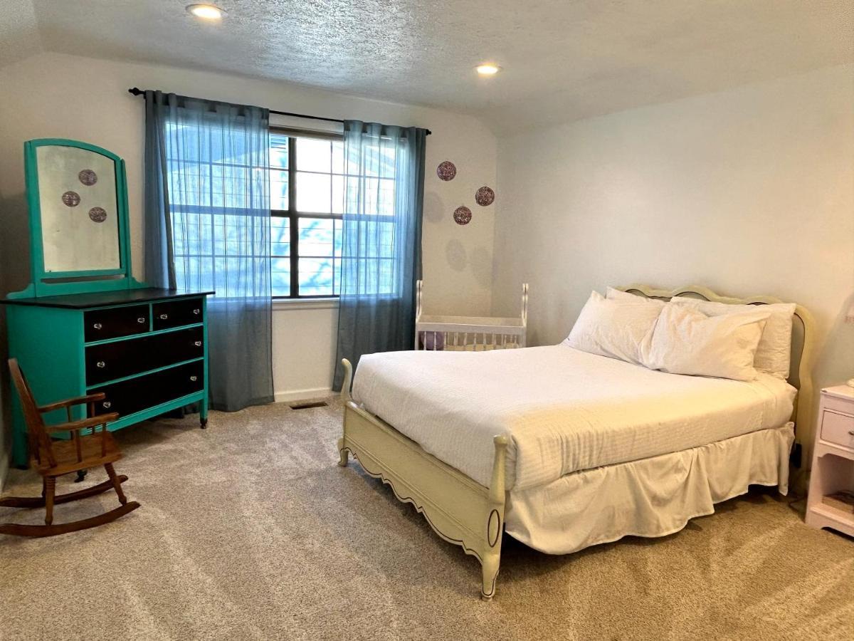 Experience Nirvana With Artwork Collections From Around The Globe Located In Lakewood Neighborhood In Se Boise Next To A Park, Minutes From Bown Crossing And The Boise River, 10 Minutes To Downtown, 4 Beds, Sleeps 8, Pets Welcome In Large Fenced In Y Luaran gambar
